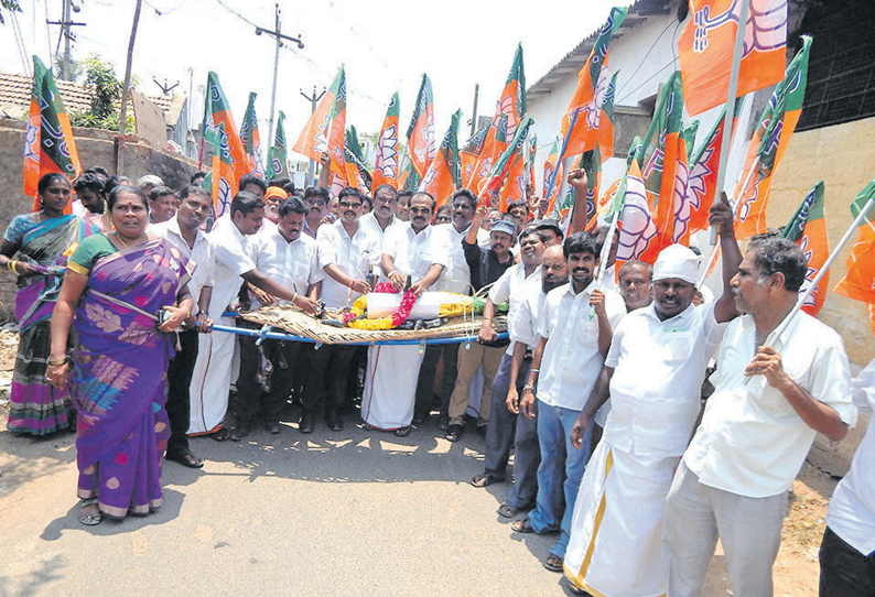 மதுக்கடைகளை மூடக்கோரி ஆர்ப்பாட்டத்தில் ஈடுபட்ட பா.ஜ.க.வினர் கைது