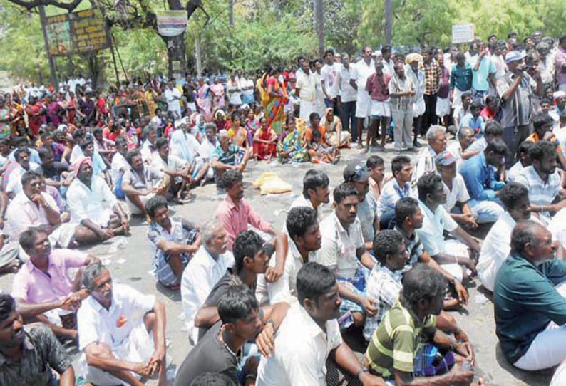 மாற்று இடத்தில் தடுப்பணை கட்ட வலியுறுத்தி முக்காணியில் பொதுமக்கள் சாலைமறியல்