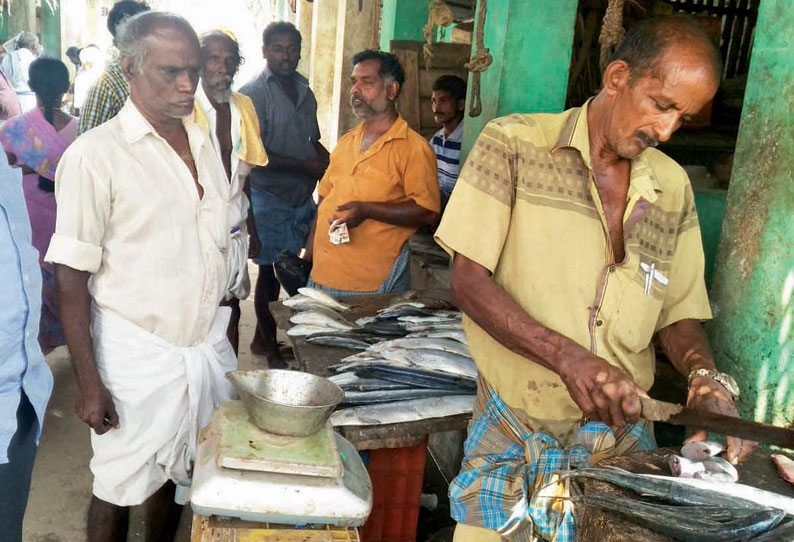 மீன்பிடி தடை காலம் எதிரொலி திசையன்விளை மார்க்கெட்டில் மீன், கருவாடு விலை கிடுகிடு உயர்வு