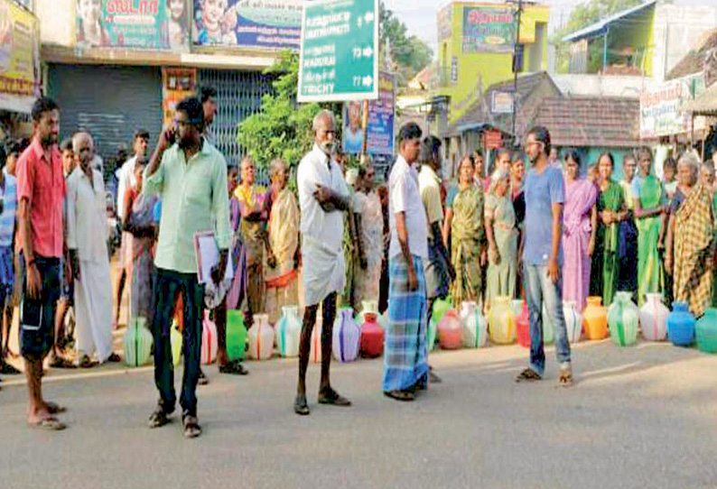 எஸ்.புதூரில் குடிநீர் கேட்டு காலிக்குடங்களுடன் மக்கள் போராட்டம்