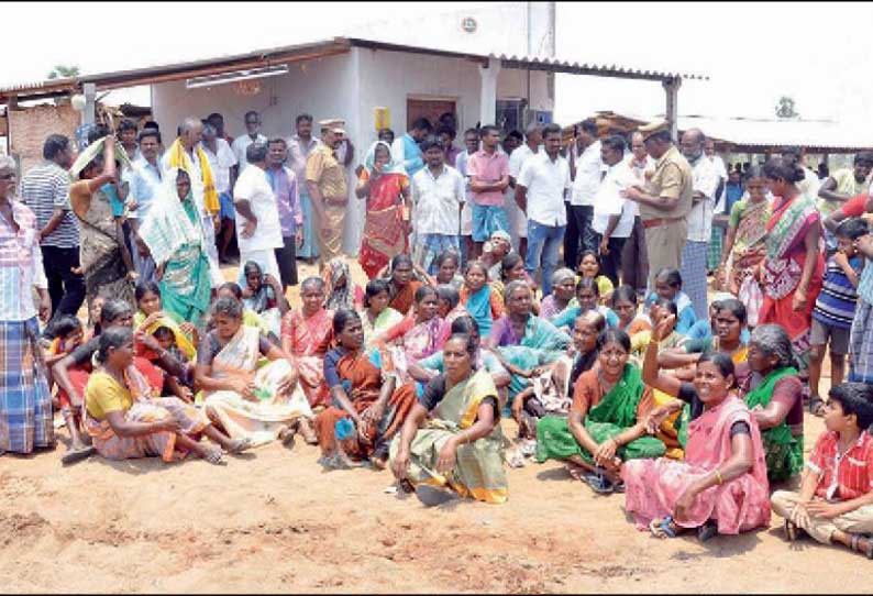 கொங்கணாபுரம் அருகே மதுக்கடையை மூடக்கோரி பொதுமக்கள் முற்றுகை போராட்டம்