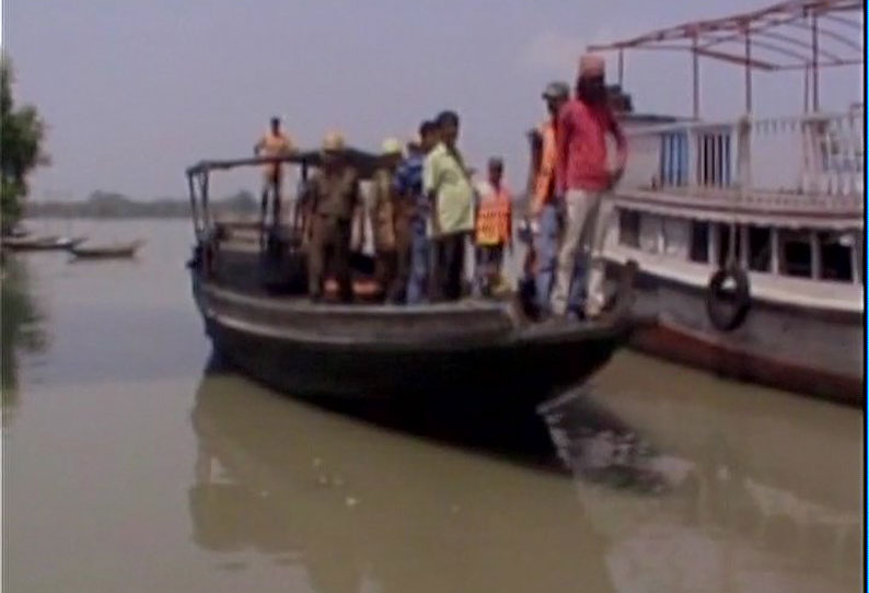 மேற்கு வங்காளத்தில் படகு கவிழ்ந்து விபத்து 3 பேர் பலி 65 பேரை காணவில்லை என தகவல்
