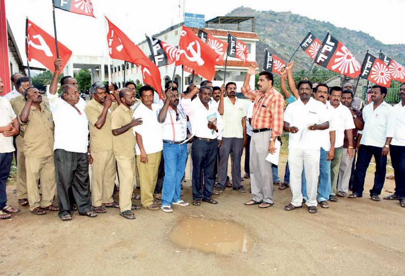 வறட்சியால் பாதிக்கப்பட்ட விவசாயிகளுக்கு நிவாரணம் வழங்கக்கோரி தொழிலாளர்கள் ஆர்ப்பாட்டம்