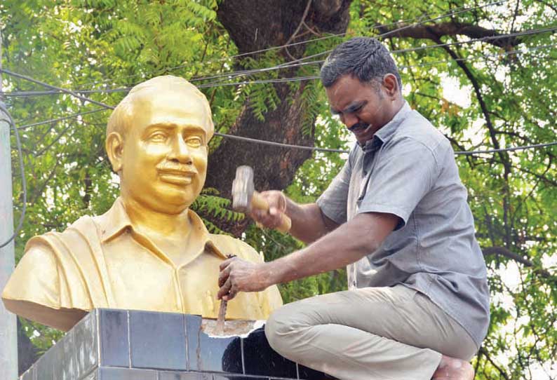 புதுப்பிக்கும் பணி தீவிரமாக நடப்பதால் பன்னீர்செல்வம் பூங்கா அண்ணா சிலை அகற்றப்பட்டது