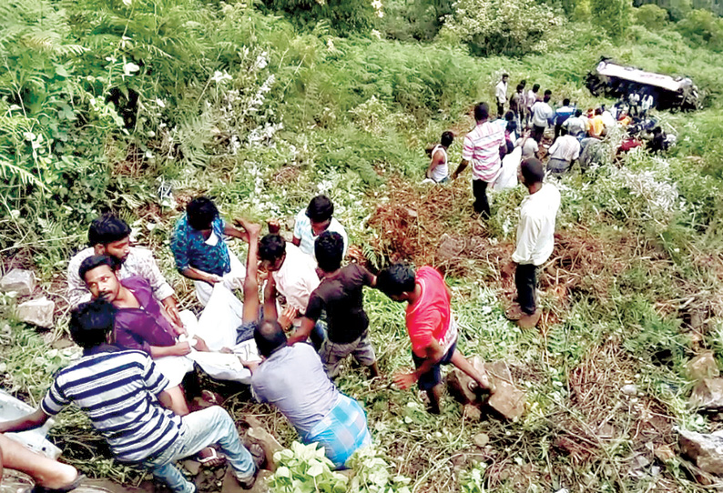 கொடைக்கானல்-பழனி மலைச்சாலையில் 150 அடி பள்ளத்தில் கவிழ்ந்த சுற்றுலா வேன்