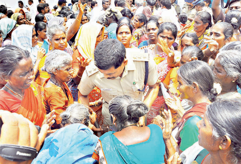 பழனி அருகே மதுக்கடையை அகற்றக்கோரி கிராமமக்கள் ஆர்ப்பாட்டம்