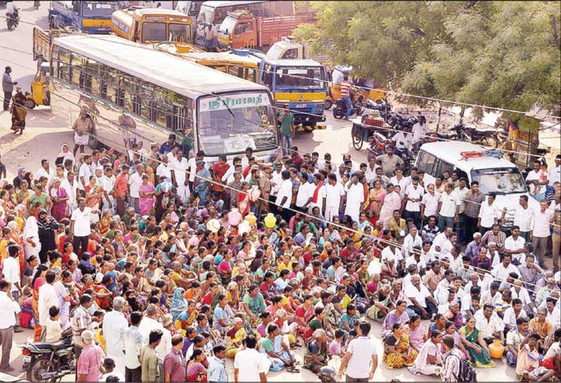 குடிநீர் பிரச்சினையை தீர்க்க கோரி பொதுமக்கள் சாலை மறியல் - அதிகாரிகள் சிறைபிடிப்பு