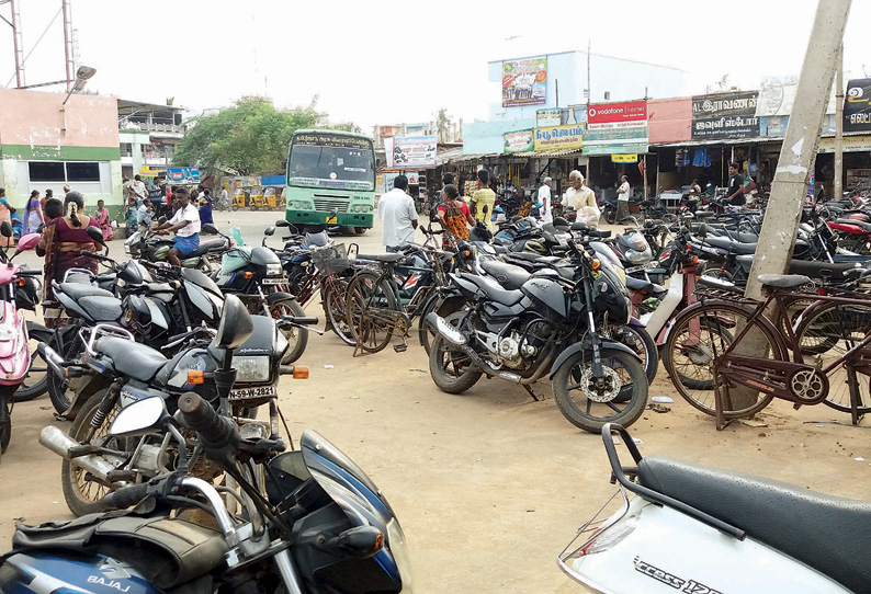 சிங்கம்புணரி பஸ் நிலையத்தில்  இடையூறாக நிறுத்தப்படும் வாகனங்களால் பயணிகள் அவதி