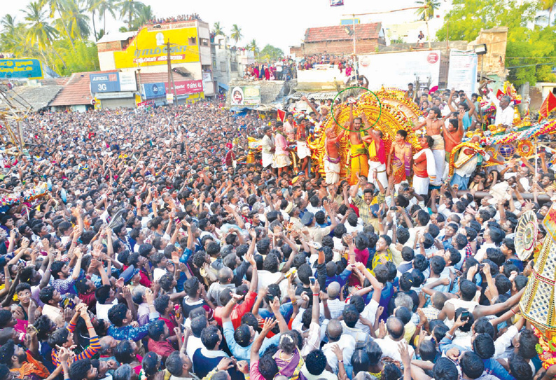 திருவையாறு ஐயாறப்பர் கோவில் சப்தஸ்தான விழாவையொட்டி பொம்மை பூ போடும் நிகழ்ச்சி ஆயிரக்கணக்கான பக்தர்கள் பங்கேற்பு