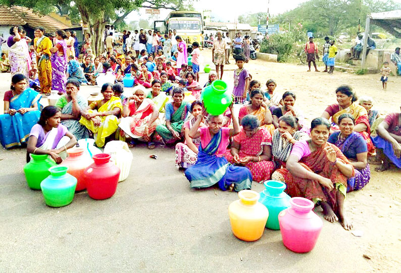 வடமதுரை அருகே காலிக்குடங்களுடன் பொதுமக்கள் சாலை மறியல்