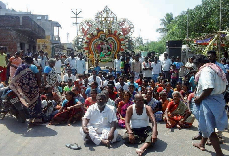 போலீசார் ஒருதலைபட்சமாக செயல்படுவதாக கூறி சாமி சிலையை நடுரோட்டில் வைத்து பொதுமக்கள் மறியல் சேத்துப்பட்டில் பரபரப்பு