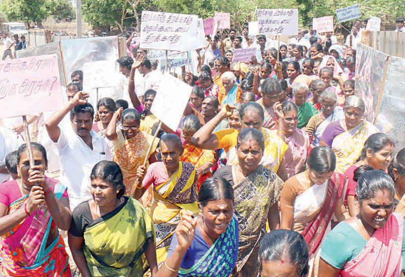 ராமேசுவரத்தில் மதுக்கடையை மூடக்கோரி கிராம மக்கள் போராட்டம் கதவை உடைத்து உள்ளே புகுந்து சேதப்படுத்த முயற்சி