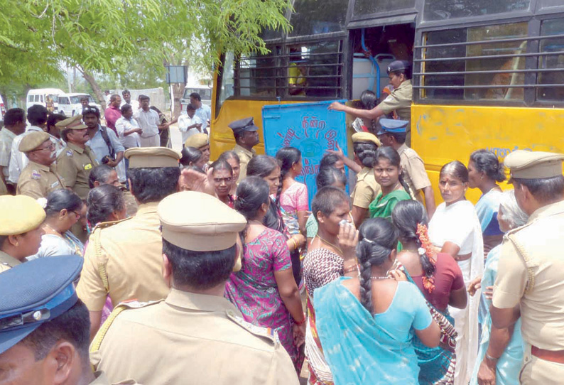 காரிமங்கலம் அருகே பரபரப்பு டாஸ்மாக் கடையை சூறையாடிய பெண்கள் 80 பேர் கைது