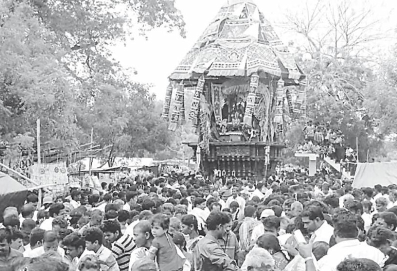 உளுந்தூர்பேட்டை அருகே பச்சைவாழியம்மன் கோவில் தேரோட்டம் திரளான பக்தர்கள் வடம் பிடித்து இழுத்தனர்