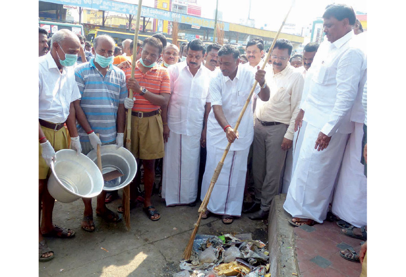 தூய்மை இந்தியா திட்டத்தின் கீழ்  தர்மபுரி நகரில் தீவிர துப்புரவு பணி அமைச்சர் கே.பி.அன்பழகன் தொடங்கி வைத்தார்