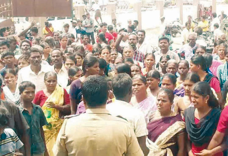 டாஸ்மாக் கடை திறக்க எதிர்ப்பு தெரிவித்து பொதுமக்கள் காத்திருப்பு போராட்டம்