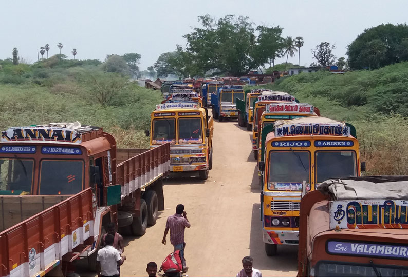 தார்ப்பாய் அமைக்கும் பணியை முறைப்படுத்தி வழங்க கோரி கிராம மக்கள் போராட்டம்