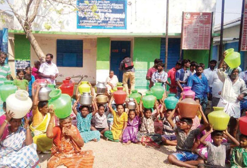 குடிநீர் வழங்காததை கண்டித்து ஊராட்சிமன்ற அலுவலகத்துக்கு கிராம மக்கள் பூட்டு போட்டு போராட்டம்