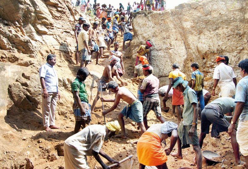 வேடசந்தூர் பகுதியில் கடும் குடிநீர் தட்டுப்பாடு: பாழடைந்த கிணற்றை தூர்வாரிய பொதுமக்கள்