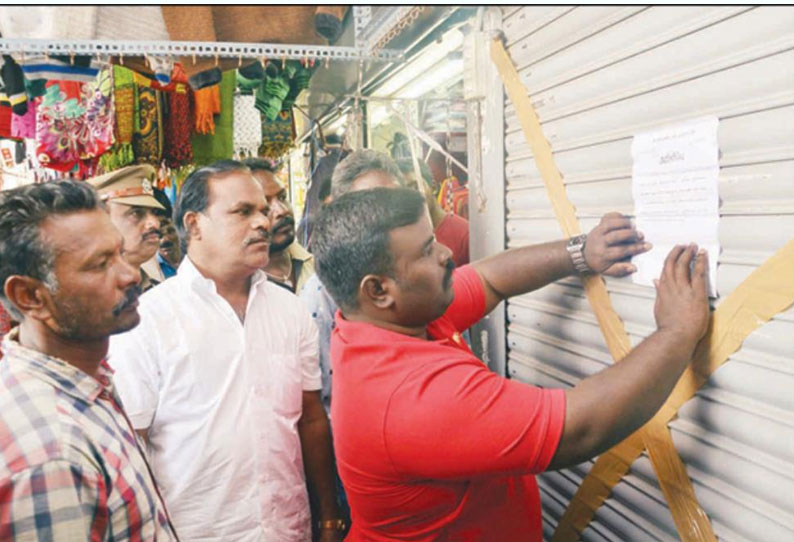 ஊட்டி படகு இல்லத்தில் உரிமம் இன்றி இயங்கிய 2 கடைகளுக்கு சீல் வைப்பு