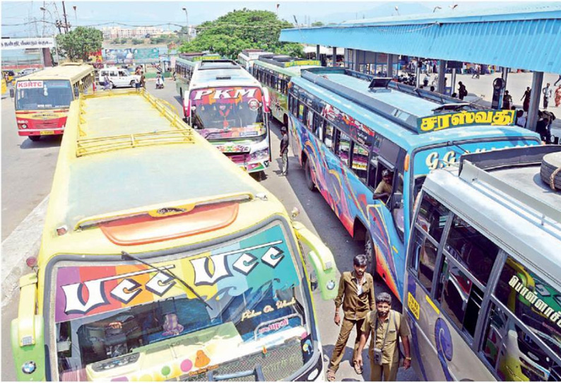 கோவை மாவட்டத்தில் பெரும்பாலான அரசு பஸ்கள் ஓடாததால் பயணிகள் அவதி