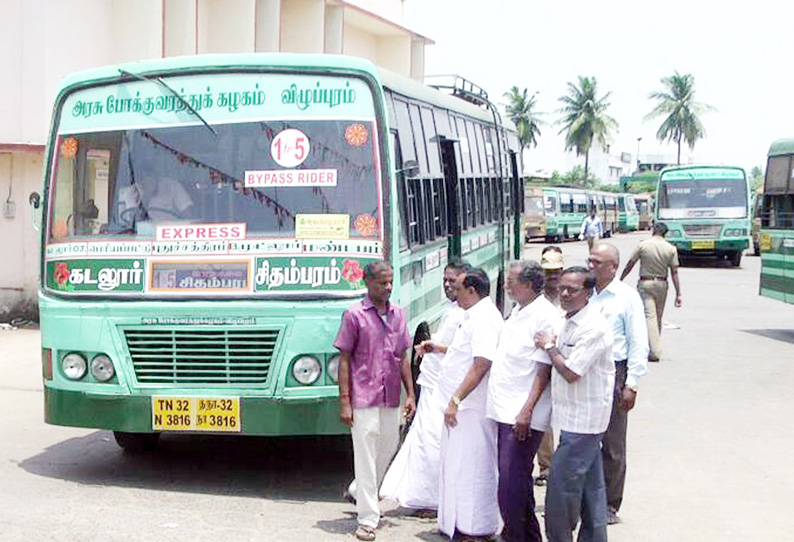 போக்குவரத்து தொழிலாளர்கள் வேலை நிறுத்தம் மாவட்டத்தில் அரசு பஸ்கள் குறைந்த அளவில் இயங்கின