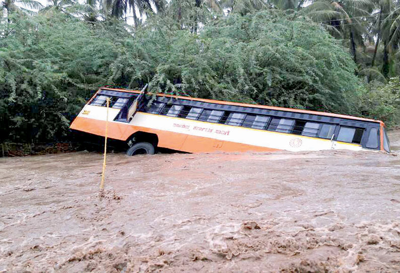 கர்நாடகத்தில் கனமழைக்கு கர்ப்பிணி உள்பட 7 பேர் சாவு