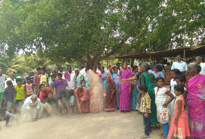 ஹைட்ரோ கார்பன் திட்டத்தை ரத்து செய்ய வலியுறுத்தி மண்ணை வாரி இறைத்து போராட்டம்