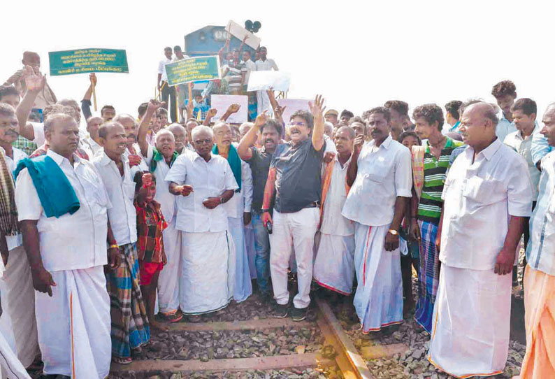 காவிரி மேலாண்மை வாரியம் அமைக்க வலியுறுத்தி காவிரி உரிமை மீட்புக்குழுவினர் ரெயில் மறியல்