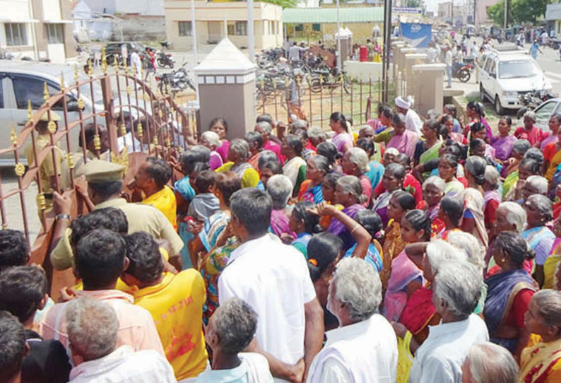 அந்தியூர் அருகே டாஸ்மாக் கடையை மூடக்கோரி தாலுகா அலுவலகத்தை பொதுமக்கள் முற்றுகை