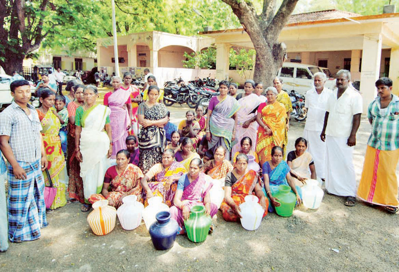 குடிநீர் வழங்கக்கோரி வடக்கு ஒன்றிய அலுவலகத்தை முற்றுகையிட்ட பொதுமக்கள்