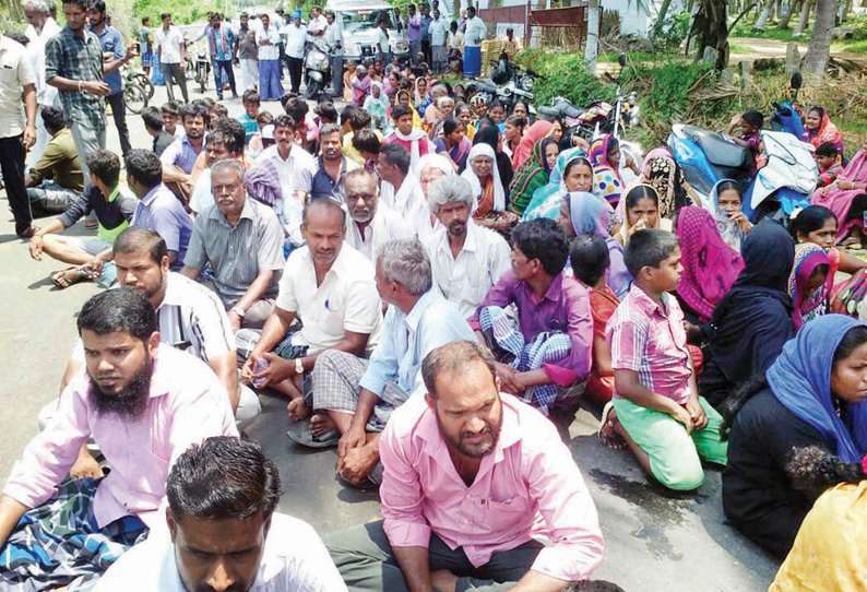 ஆனைமலையில் மதுக்கடையை அகற்றக்கோரி தர்ணா போராட்டம்