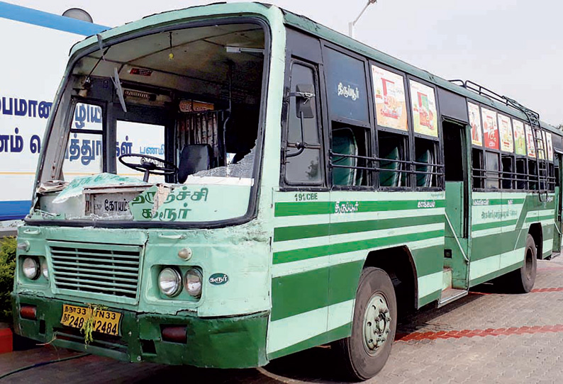 பல்லடம் அருகே அரசு பஸ் மீது கல்வீச்சு: மோட்டார் சைக்கிளில் வந்த மர்ம ஆசாமிகள் கைவரிசை