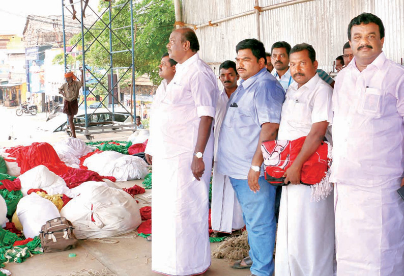 அ.தி.மு.க.வின் இரு அணிகளும் இணைய கட்சியை விட்டு சசிகலா குடும்பத்தை தூக்கி எறிய வேண்டும்