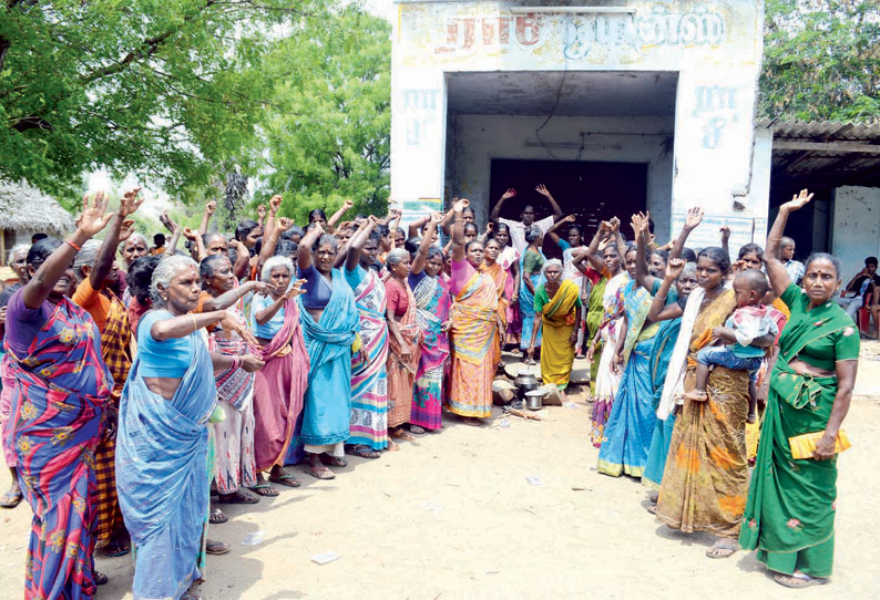 திருப்பத்தூர் அருகே  டாஸ்மாக் கடையை அகற்றக்கோரி பெண்கள் முற்றுகை போராட்டம்