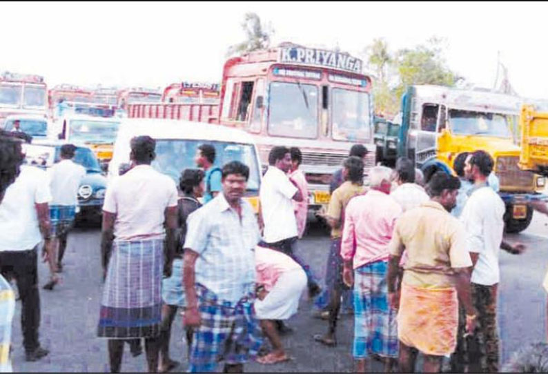 உள்ளூர்காரர்களுக்கு முன்னுரிமை கொடுப்பதை கண்டித்து லாரி டிரைவர்கள் சாலை மறியல்