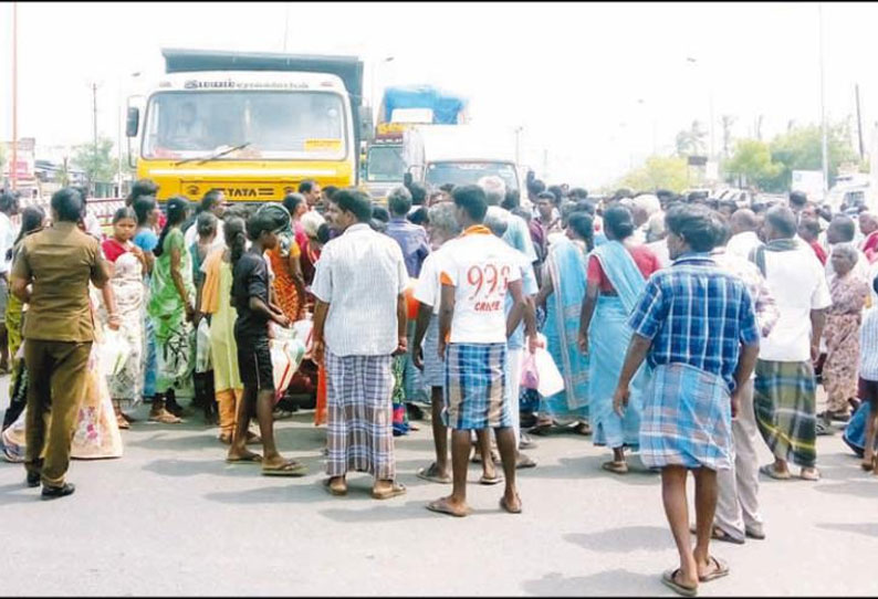 ஊத்தங்கால் கிராமத்தில் குடிநீர் வழங்க கோரி பொதுமக்கள் சாலை மறியல்