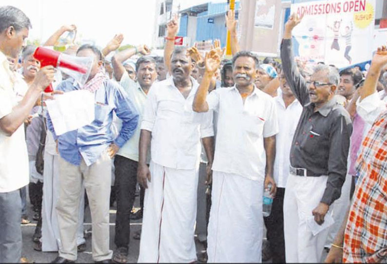 பெரம்பலூர்-அரியலூர் மாவட்டங்களில் அரசு பஸ் ஊழியர்கள் 2-வது நாளாக வேலை நிறுத்தம்