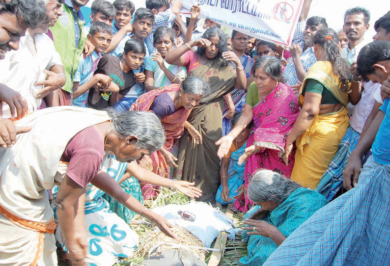 பாவூர்சத்திரம் அருகே டாஸ்மாக் கடையை மூடக்கோரி பாடை கட்டி ஒப்பாரி வைத்து போராட்டம்