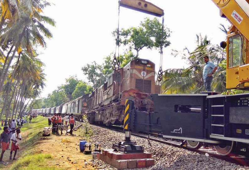 மரம் விழுந்ததால் ரெயில் தடம் புரண்டது தண்டவாளத்தை சீரமைக்கும் பணி தீவிரம்