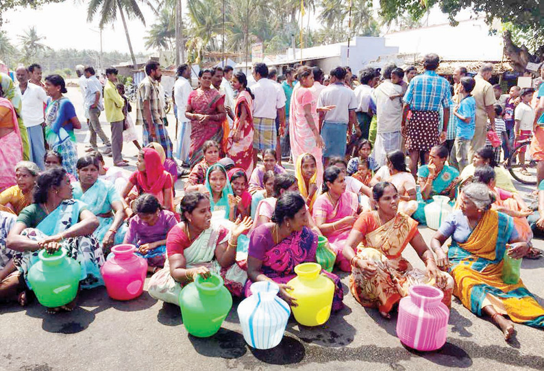 குடிநீர் வழங்கக்கோரி கரப்பாடியில் கிராம மக்கள் சாலை மறியல்