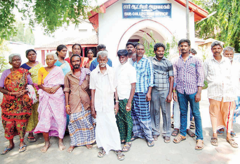 பொள்ளாச்சியில் புதிதாக திறக்கப்பட்ட மதுக்கடைக்கு பாதுகாப்பு வழங்க வேண்டும் சப்–கலெக்டர் அலுவலகத்தில் மனு