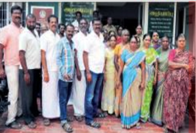 அவினாசியில், குடிநீர் கேட்டு பேரூராட்சி அலுவலகத்தை முற்றுகையிட்ட பொதுமக்கள்