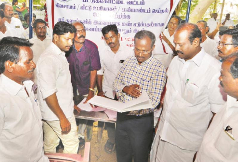 ஏரி, குளங்களில் இலவசமாக மண் எடுக்க அனுமதி வழங்கும் சிறப்பு முகாம் கலெக்டர் ஆய்வு