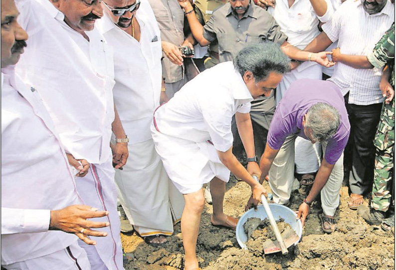 திருச்சியில் கோவில் குளம் தூர்வாரும் பணியை மு.க.ஸ்டாலின் பார்வையிட்டார்