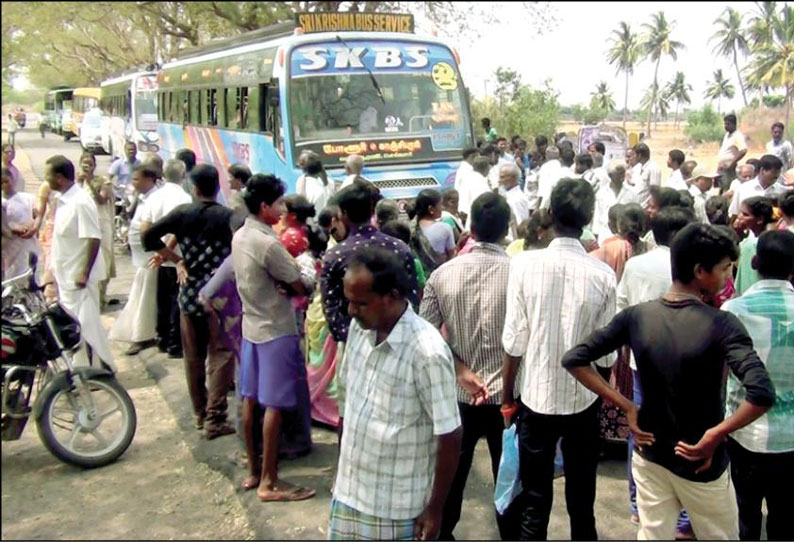 ஒரு மாதமாக குடிநீர் கிடைக்காததால் காலி குடங்களுடன் பொதுமக்கள் சாலை மறியல்