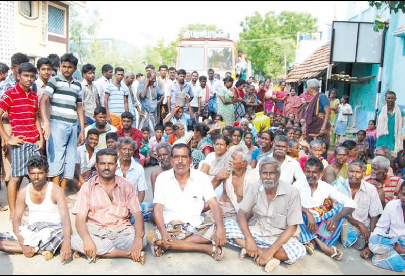 ஊருக்குள் வரும் குழாயை அடைத்ததை கண்டித்து சாலைமறியல் போராட்டம்