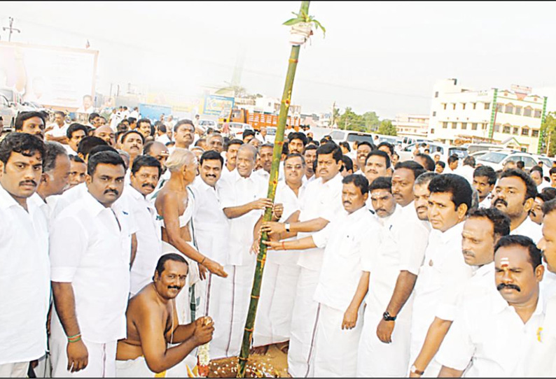 விழுப்புரம் செயல்வீரர்கள் கூட்டத்திற்கான பந்தல்கால் நடும் பணி எம்.பி. தொடங்கி வைத்தார்