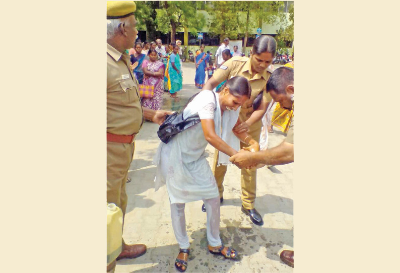 காதல் கணவரை சேர்த்து வைக்கக்கோரி ஈரோடு கலெக்டர் அலுவலகத்தில் பெண் தீக்குளிக்க முயற்சி