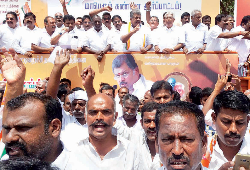 இறைச்சிக்காக மாடுகளை விற்கக்கூடாது என்பது மக்களின் அடிப்படை உரிமையை பறிக்கும் செயல்